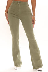 The Time Is Now – High-Rise-Flare-Jeans – Olivgrün